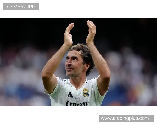 足球明星的魅力与帅气风采让人心动不已的瞬间回顾